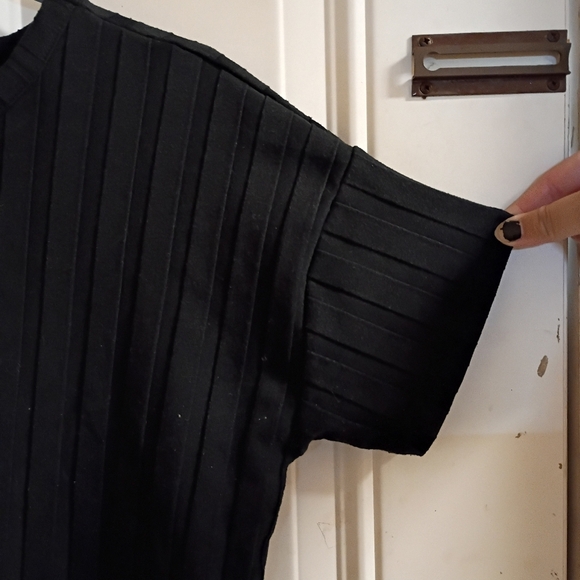 🆓 Free W/Purchase Forever 21 Size Small Black Cropped T-Shirt - Picture 2 of 4